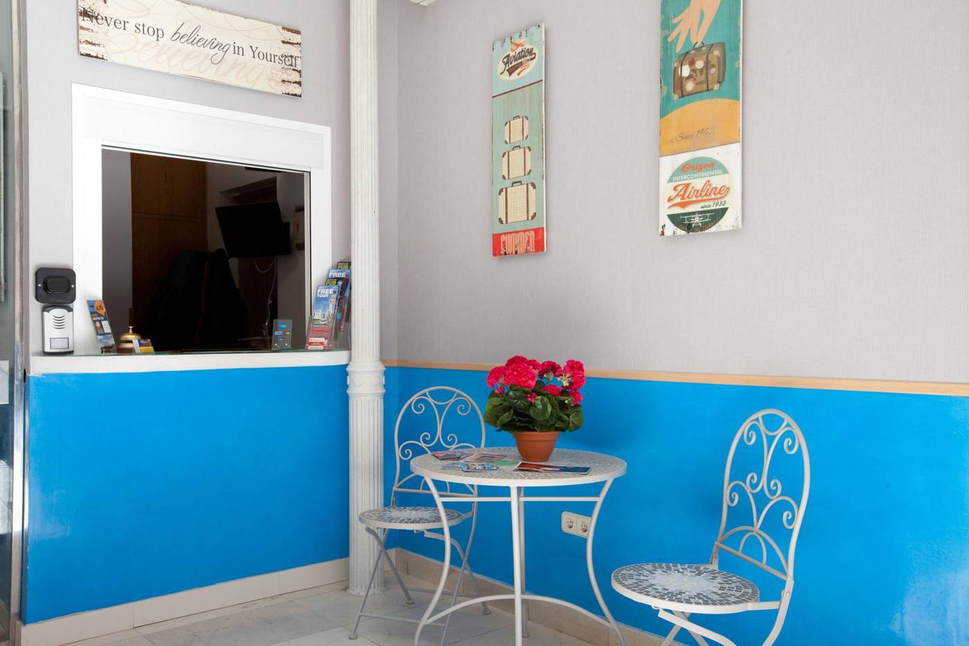 Hostal-Montaloya-Lobby-9