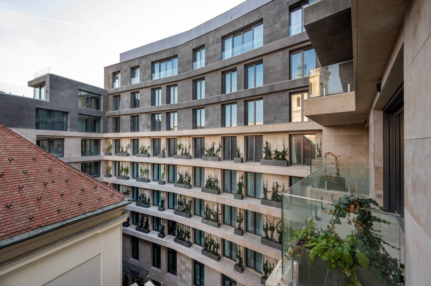 Hotel-Emerald---Suites-General-view-2