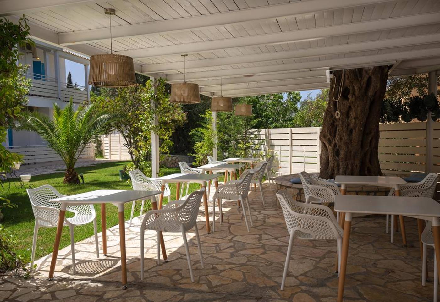 ELE-NAS-bohotel---Annex-Apartments-Restaurant-13