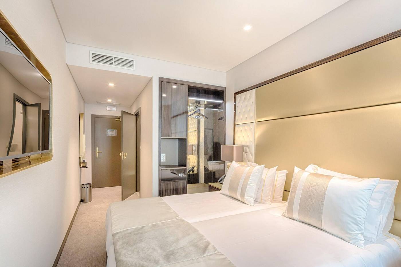 Meraprime-Gold-Design-Hotel-Room-5