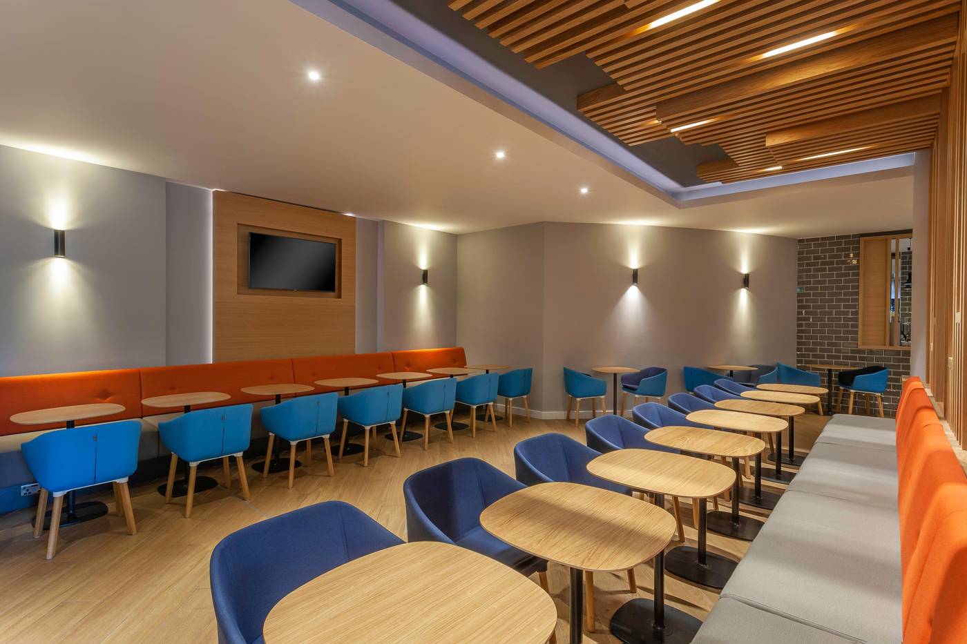 Holiday-Inn-Express-Hotel-Dublin-Airport-Restaurant-14