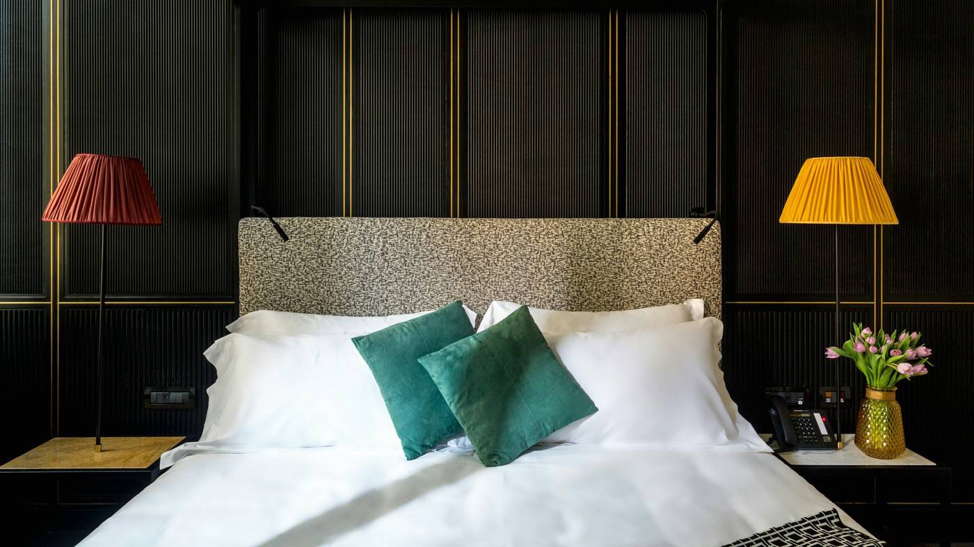 The-H-All-Tailor-Suite-Roma-Room-27