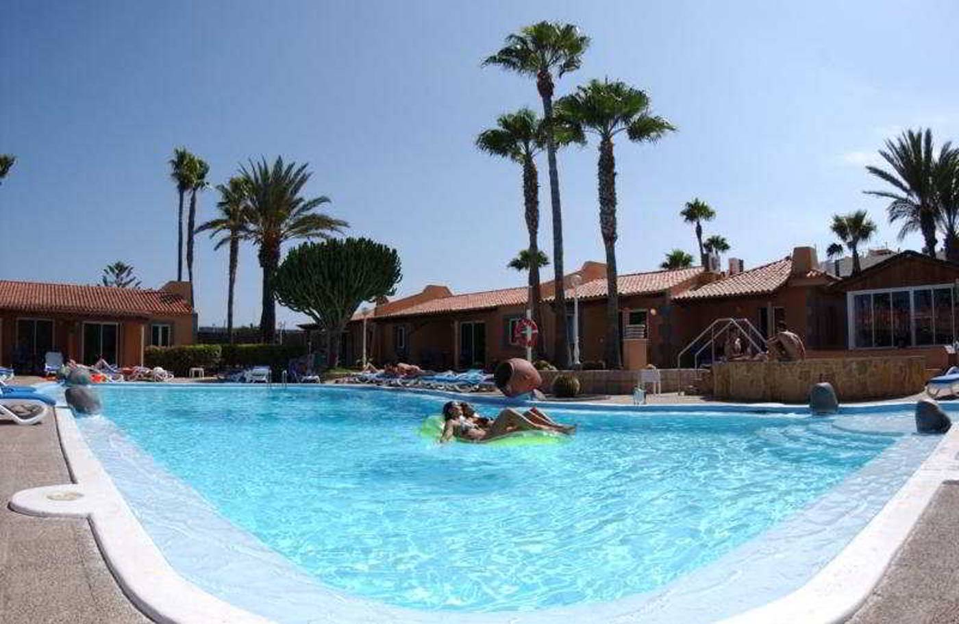 Los-Almendros--gay--lesbian---friends--Pool-4