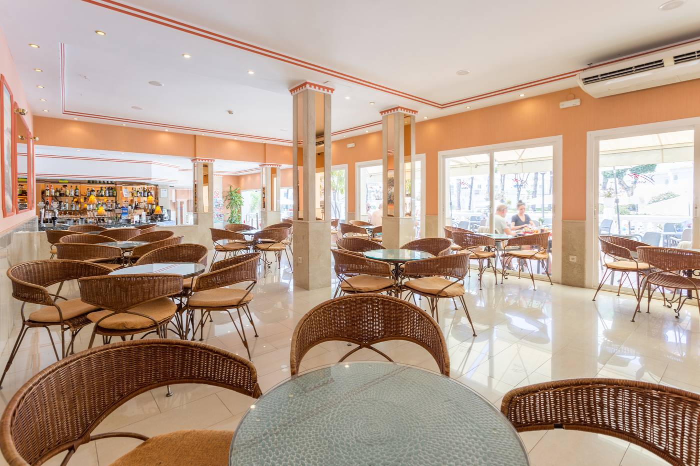 La-Reserva-de-Marbella-Bar-39