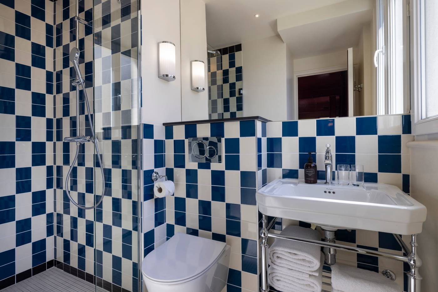 La-Conversation-Room-29