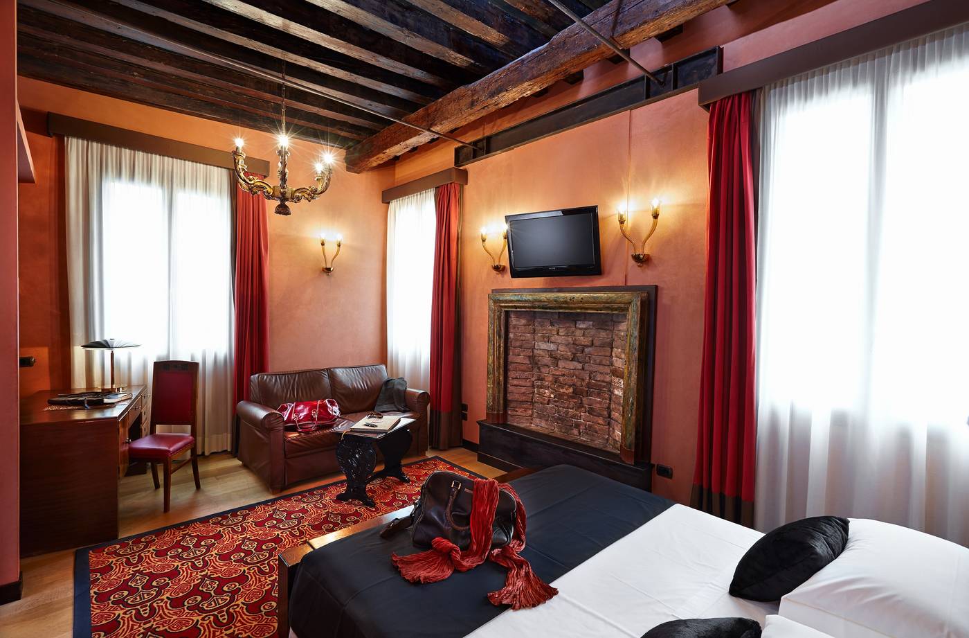 Saturnia---International-Room-23