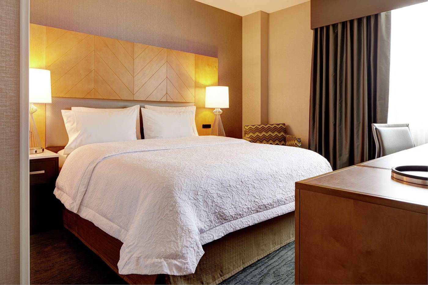 Hampton-Inn-Brooklyn-Downtown-Room-15