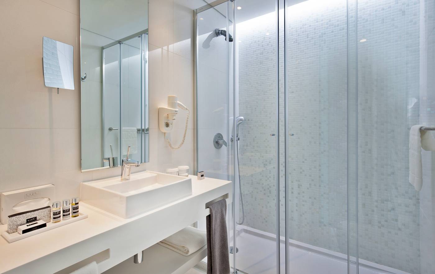 White-Lisboa-Room-21