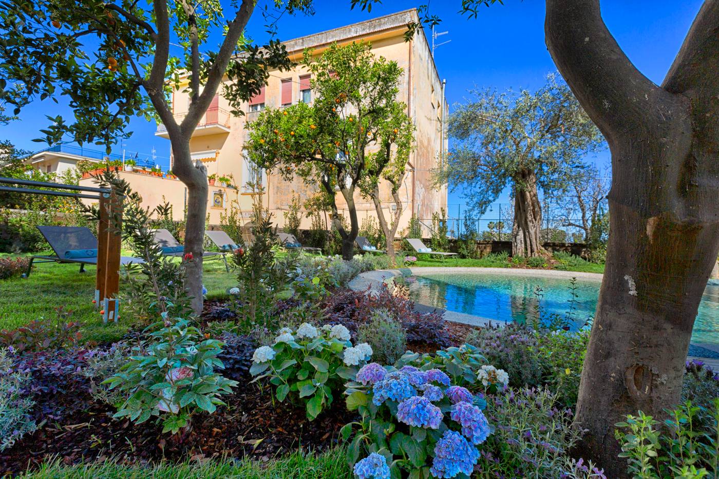 Unconventional-Sorrento-Coast-Pool-4