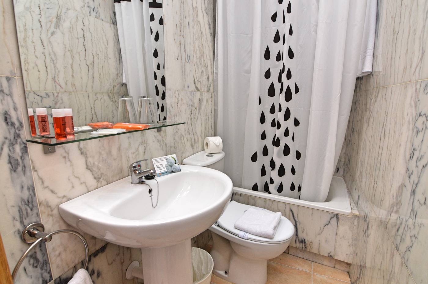 Queens-Hotel---Adult-Only-Room-11