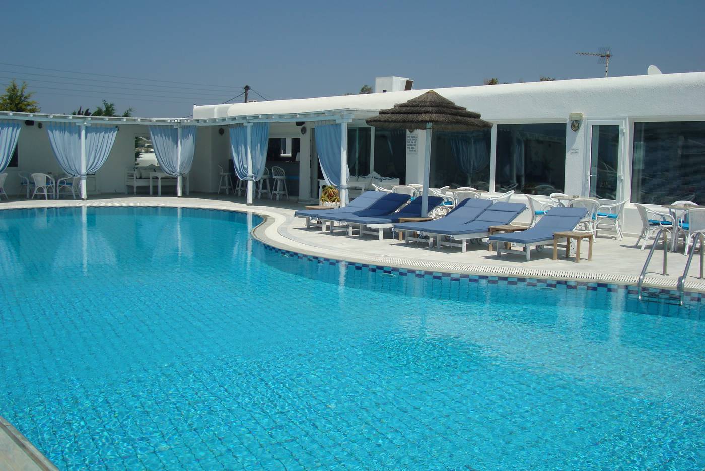 Giannoulaki-Aparthotel-Pool-3