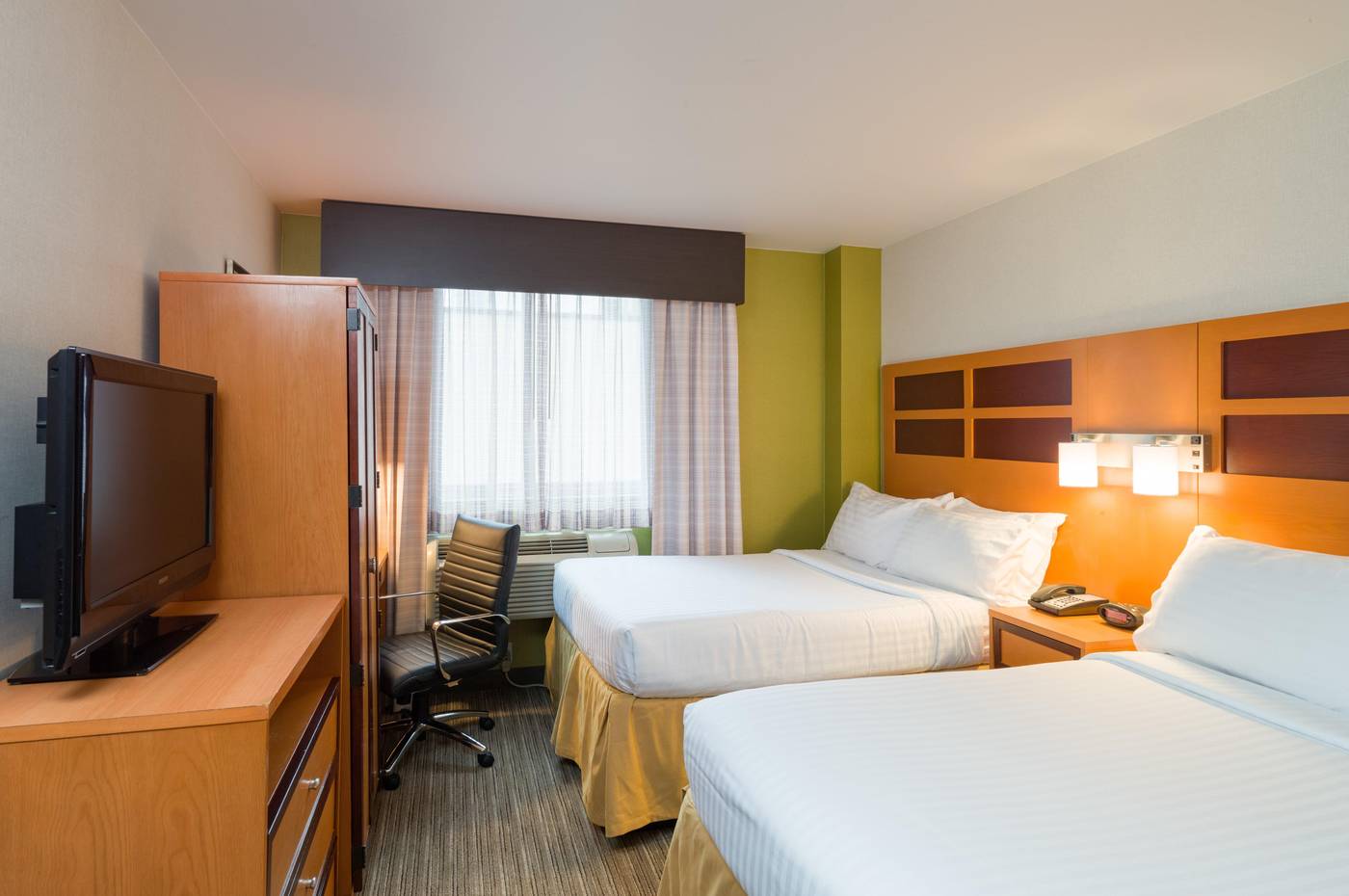 Holiday-Inn-Express-New-York-City-Times-Square-Room-20