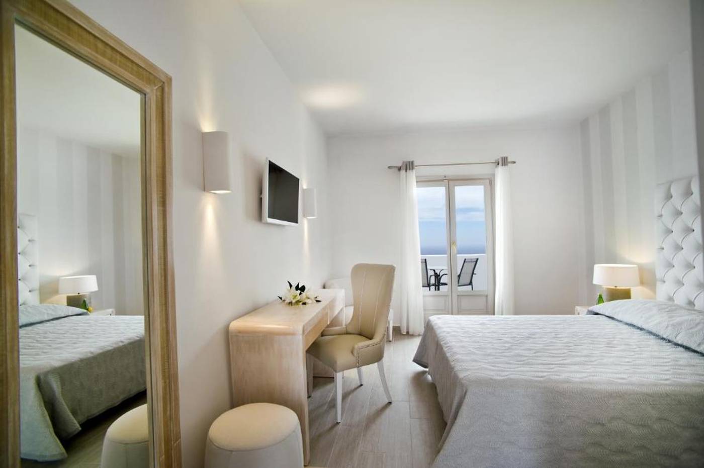 Santorini-Palace-Room-9