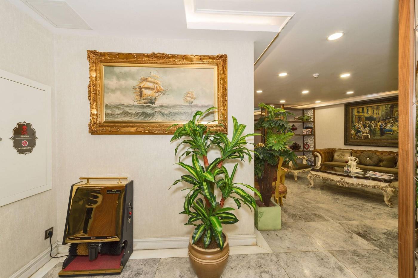 Darkmen-Hotel-Lobby-5