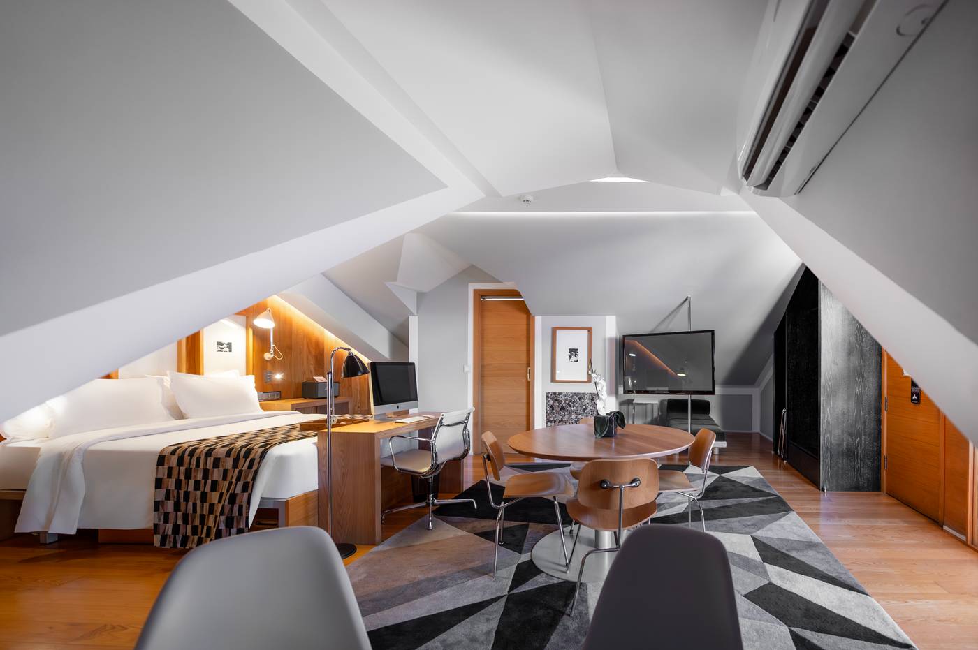 Browns-Downtown-Hotel-Room-18