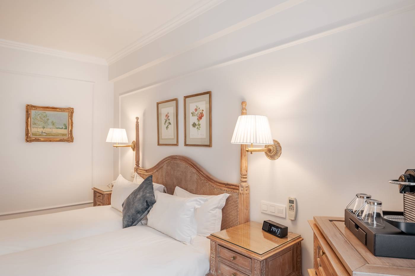 Manos-Stephanie-Hotel-Room-27