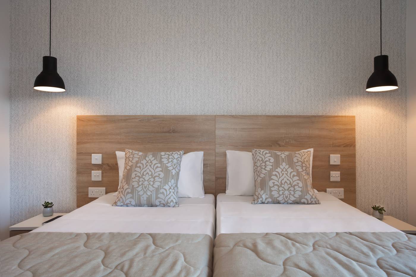 The-Plaza-and-Plaza-Regency-Hotels-Room-25