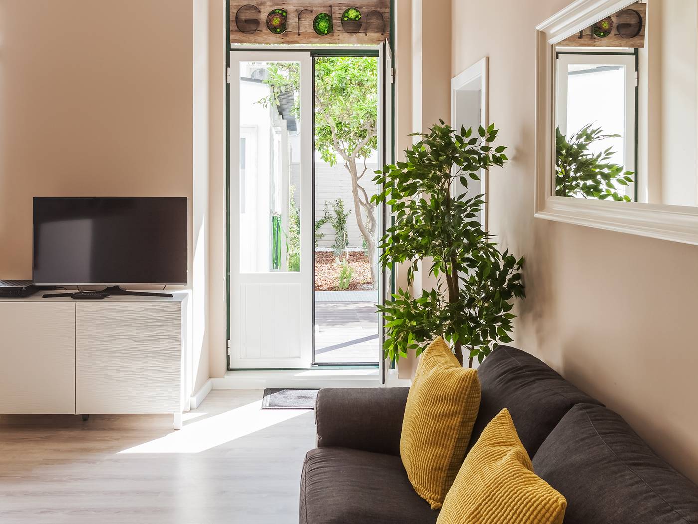 Vila-Garden-Guesthouse-Lobby-4