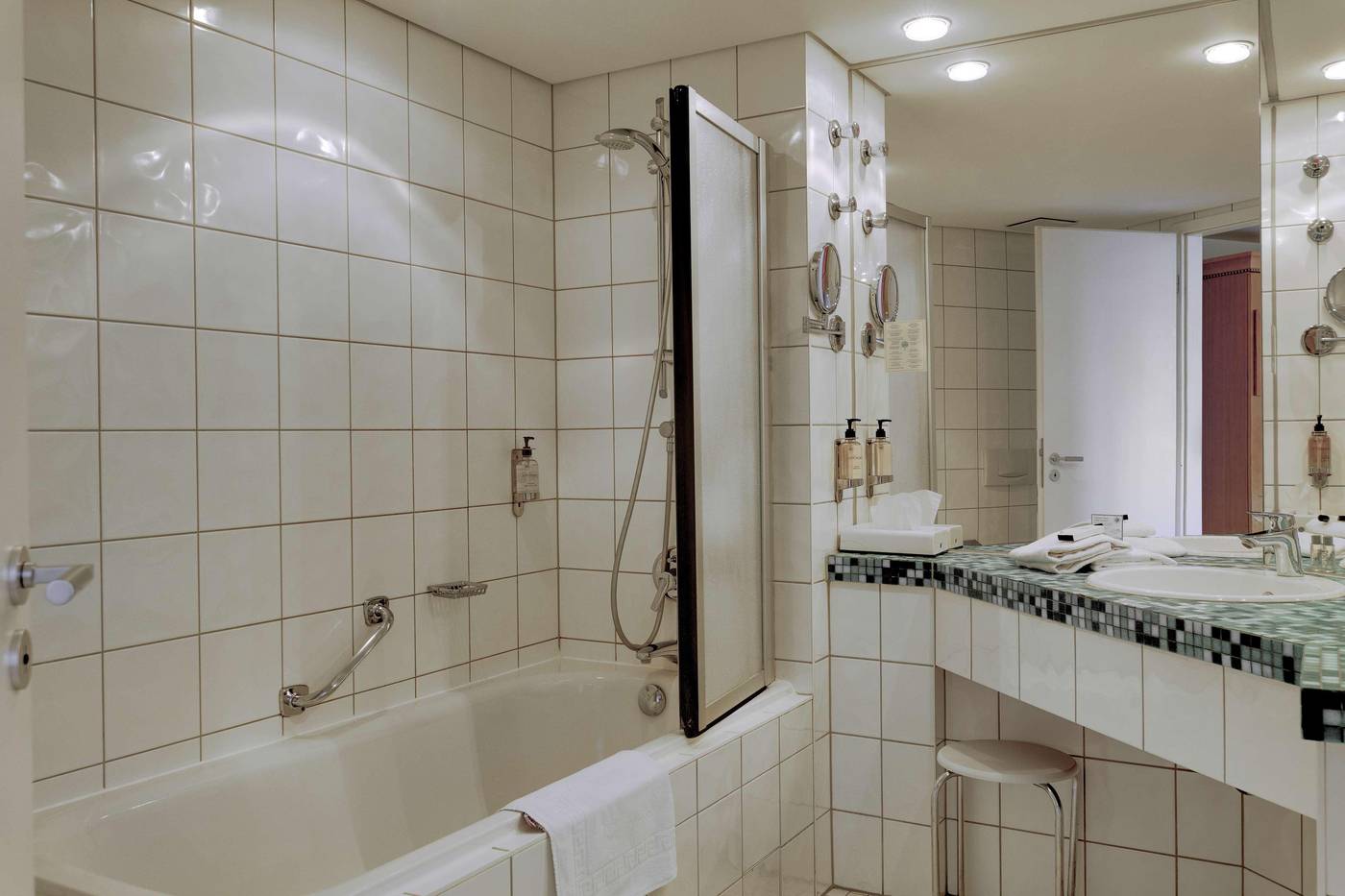 Hotel-Domicil-Berlin-by-Golden-Tulip-Room-42