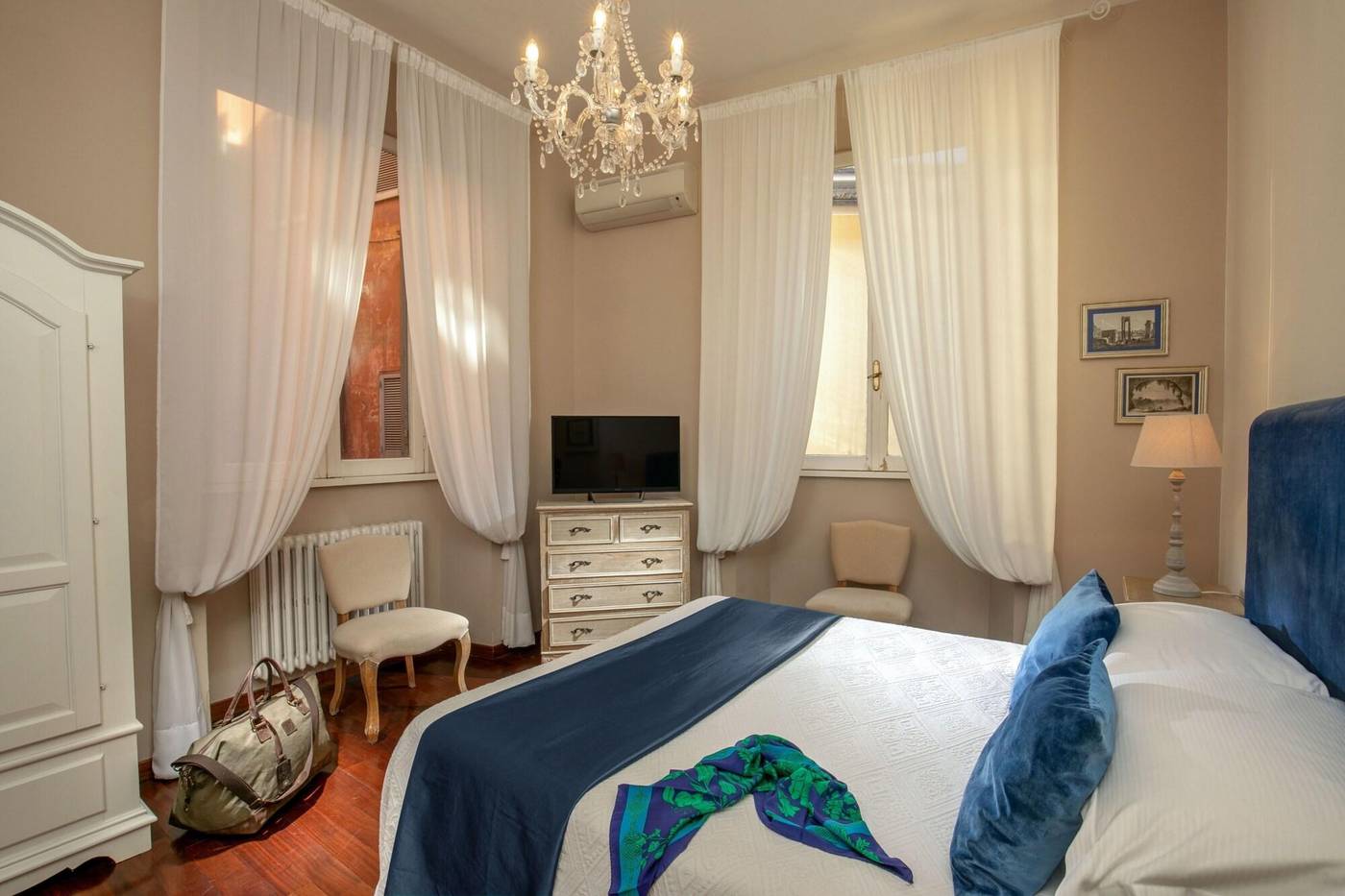 Avignonesi-Suites---Daplace-Collection-Room-11