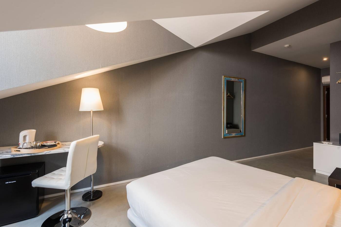 Alfama---Lisbon-Lounge-Suites-Room-20