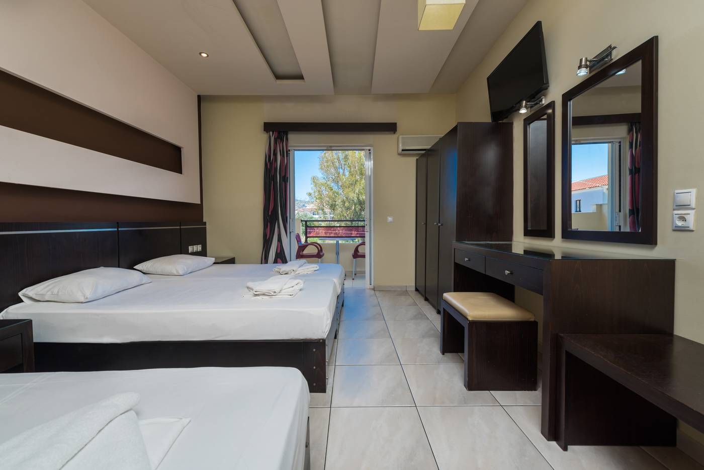 Canadian-Hotel-Room-21