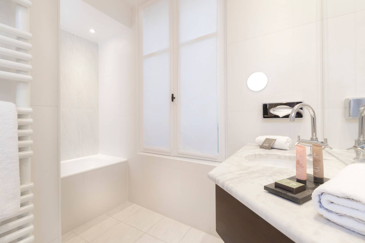 Montfleuri-Arc-de-Triomphe-Room-41