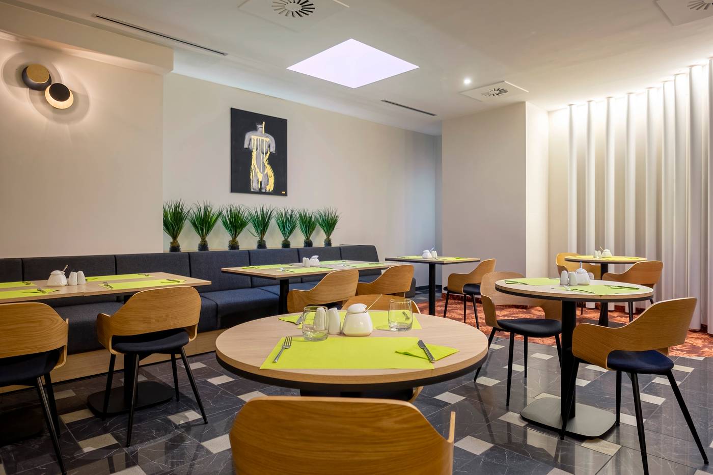 Hotel-H12-Restaurant-10