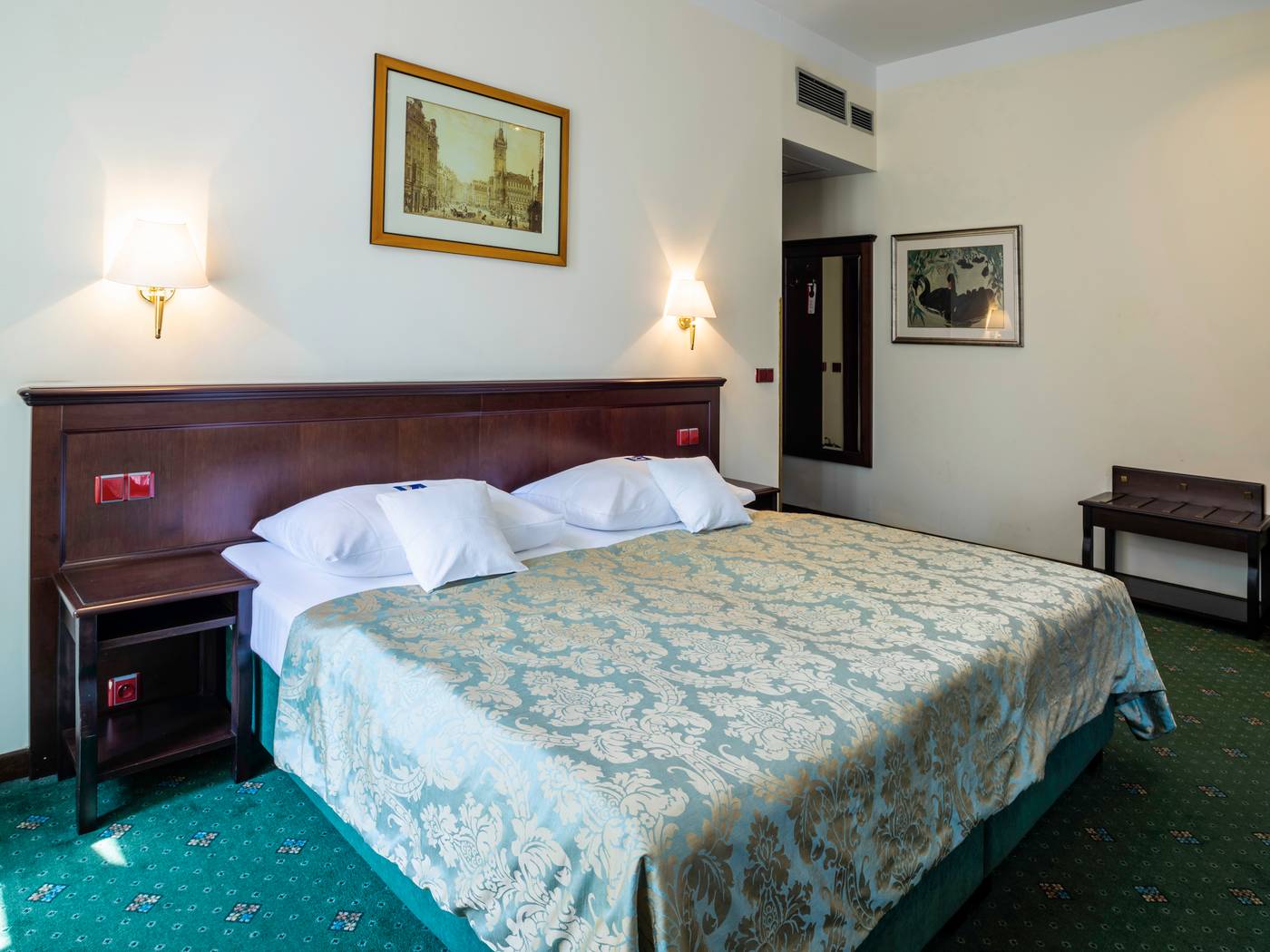 EA-Hotel-DownTown-Room-15