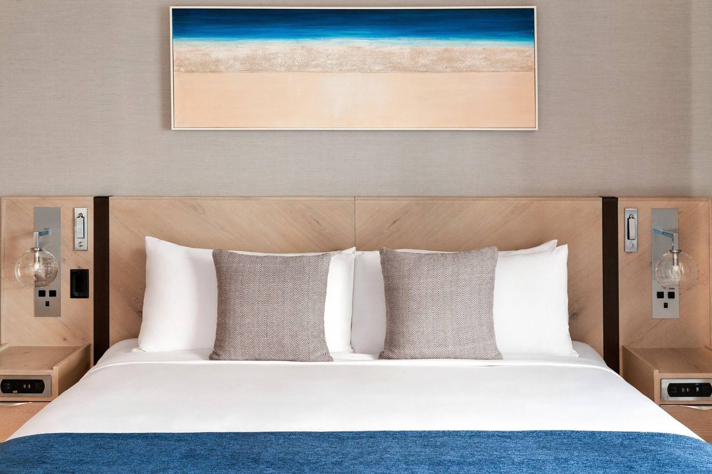 Seaside-Hotel-North-Vancouver-Room-18