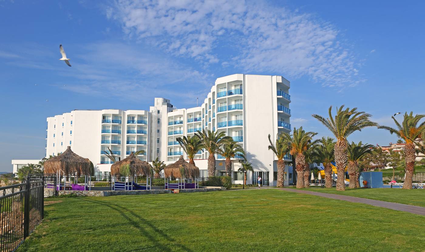 Le-Bleu---Hotel-Resort-Terrace-12