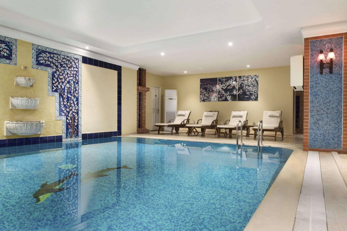 Ramada-Istanbul-Taksim-Pool-36