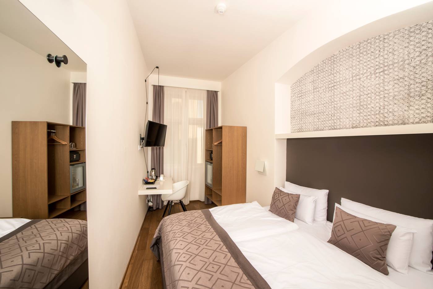 Golden-Crown-Room-21