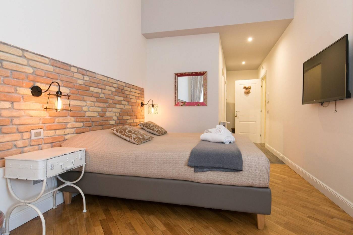 Trevi-Contemporary-Suite-Room-11