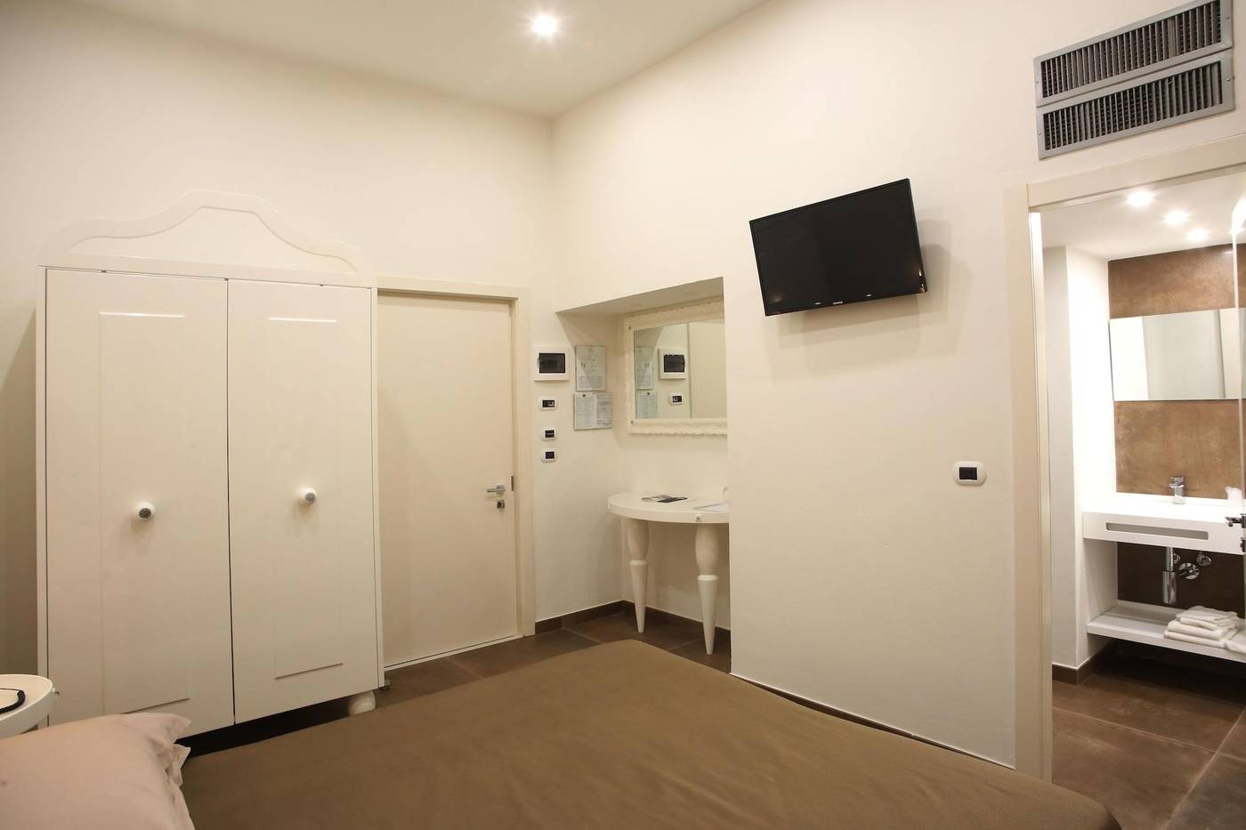 Columbia-Charming-Spa-Room-64