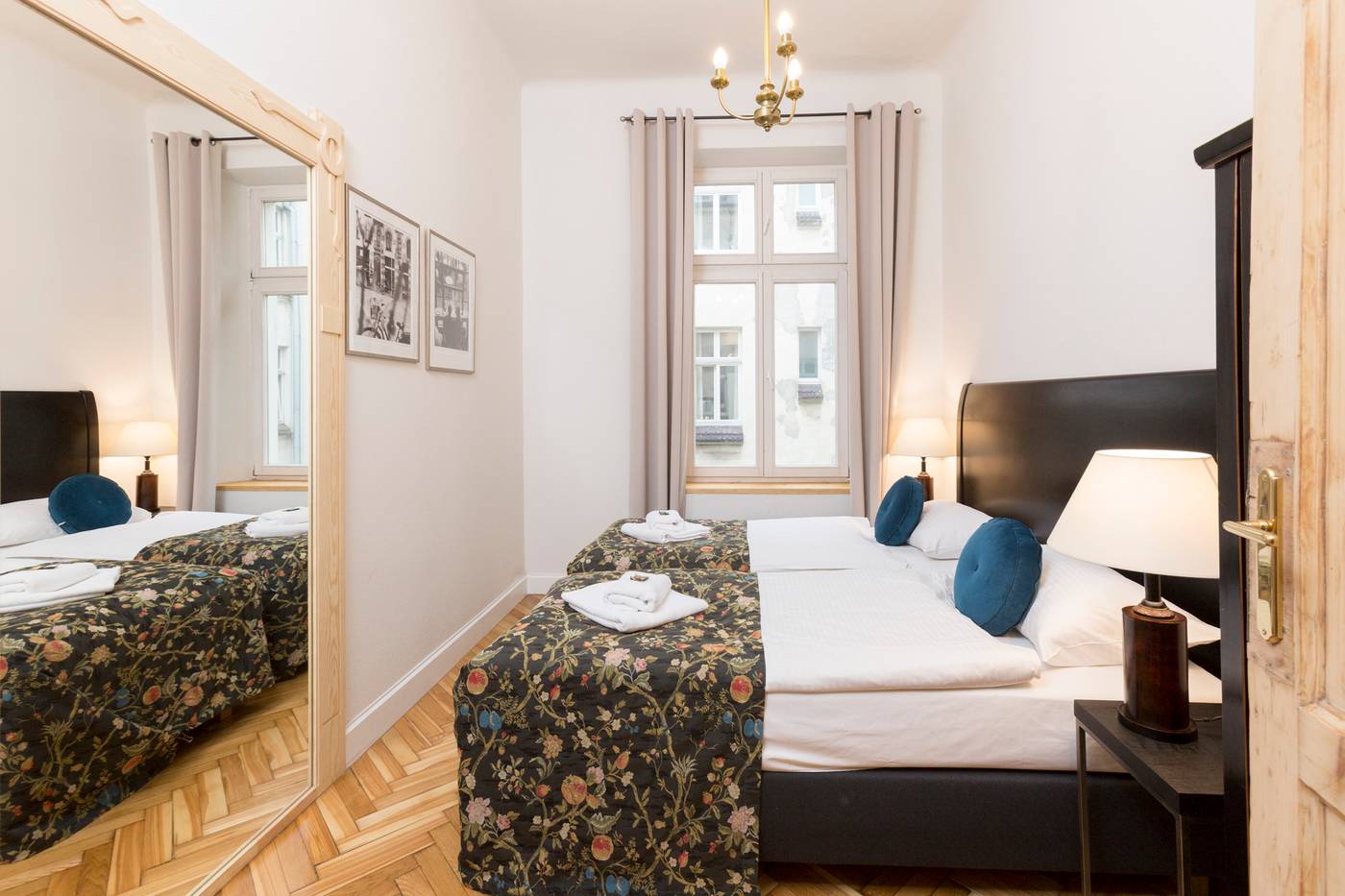 Antique-Apartments-Plac-Szczepanski-Room-21