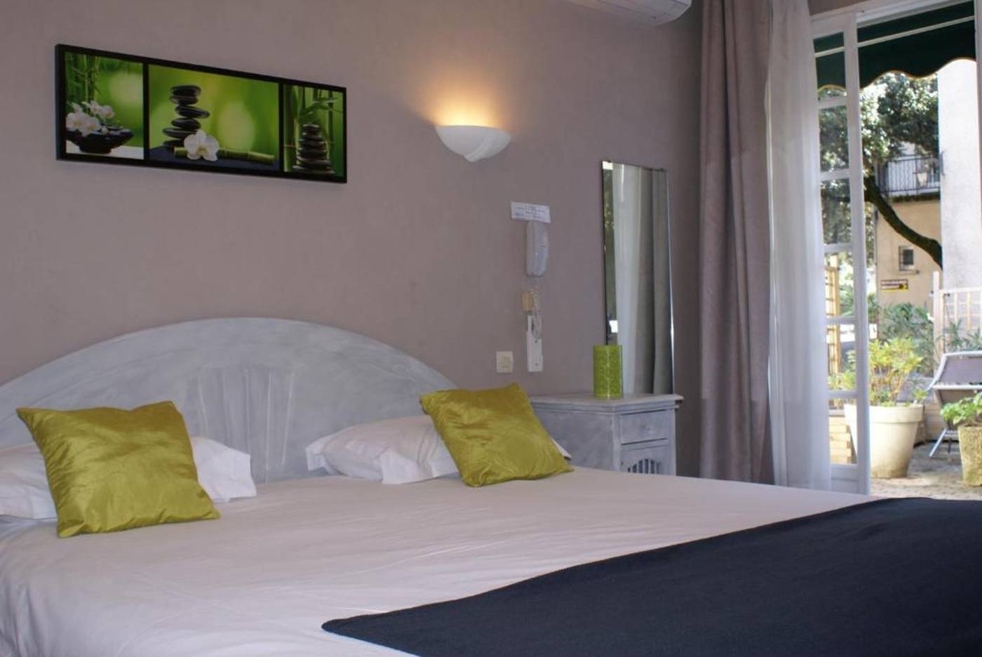 Logis Hôtel le Petit Manoir-France-LES ANGLES-Room-10