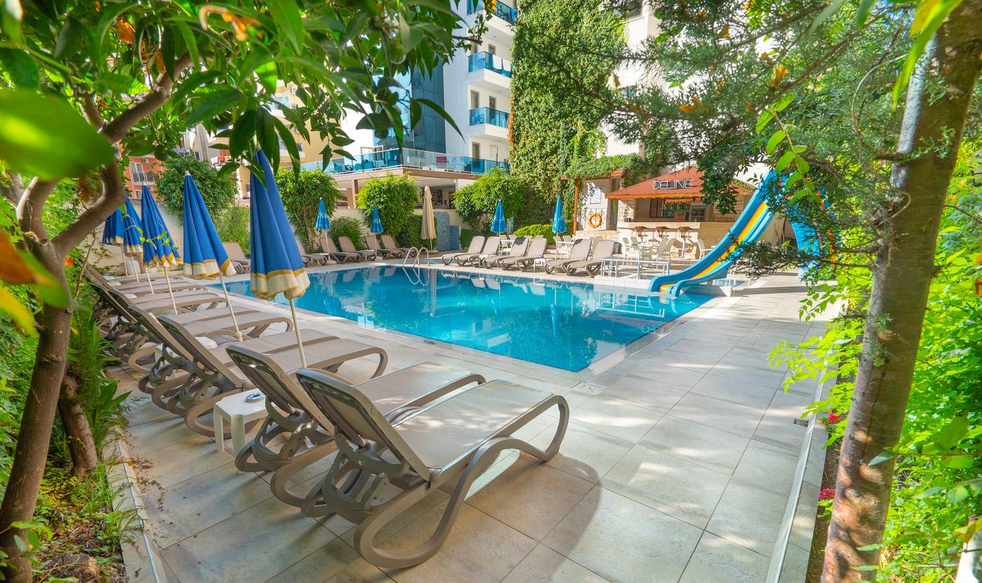 Kleopatra-Celine-Pool-3