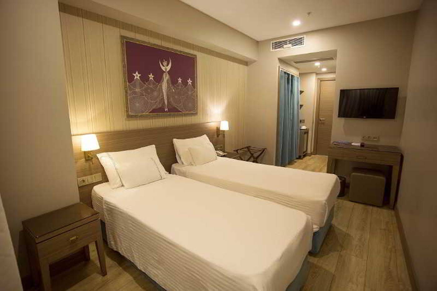 Taximist-Hotel-Room-19