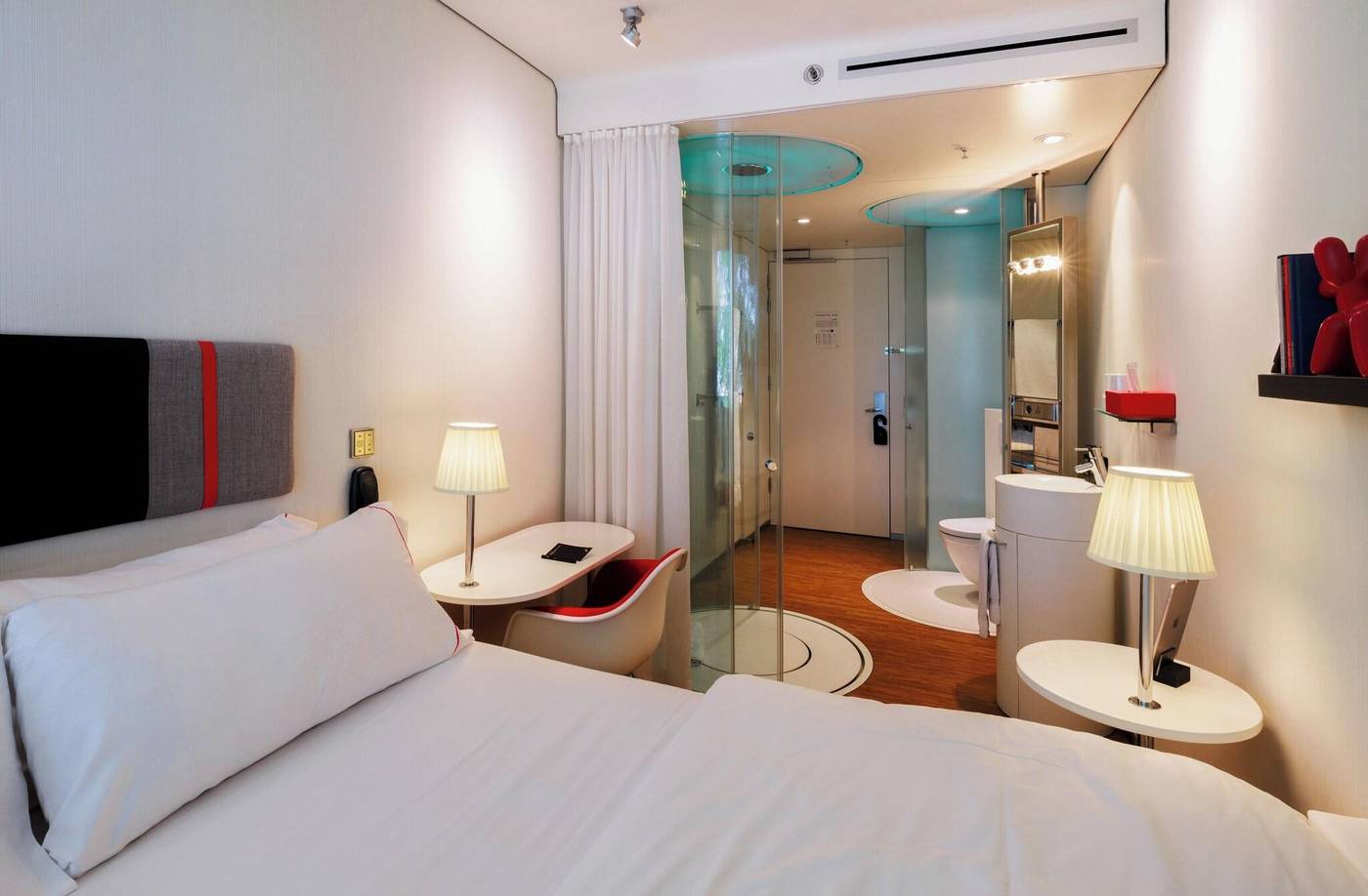 Citizenm-Schiphol-Airport-Hotel-Room-8