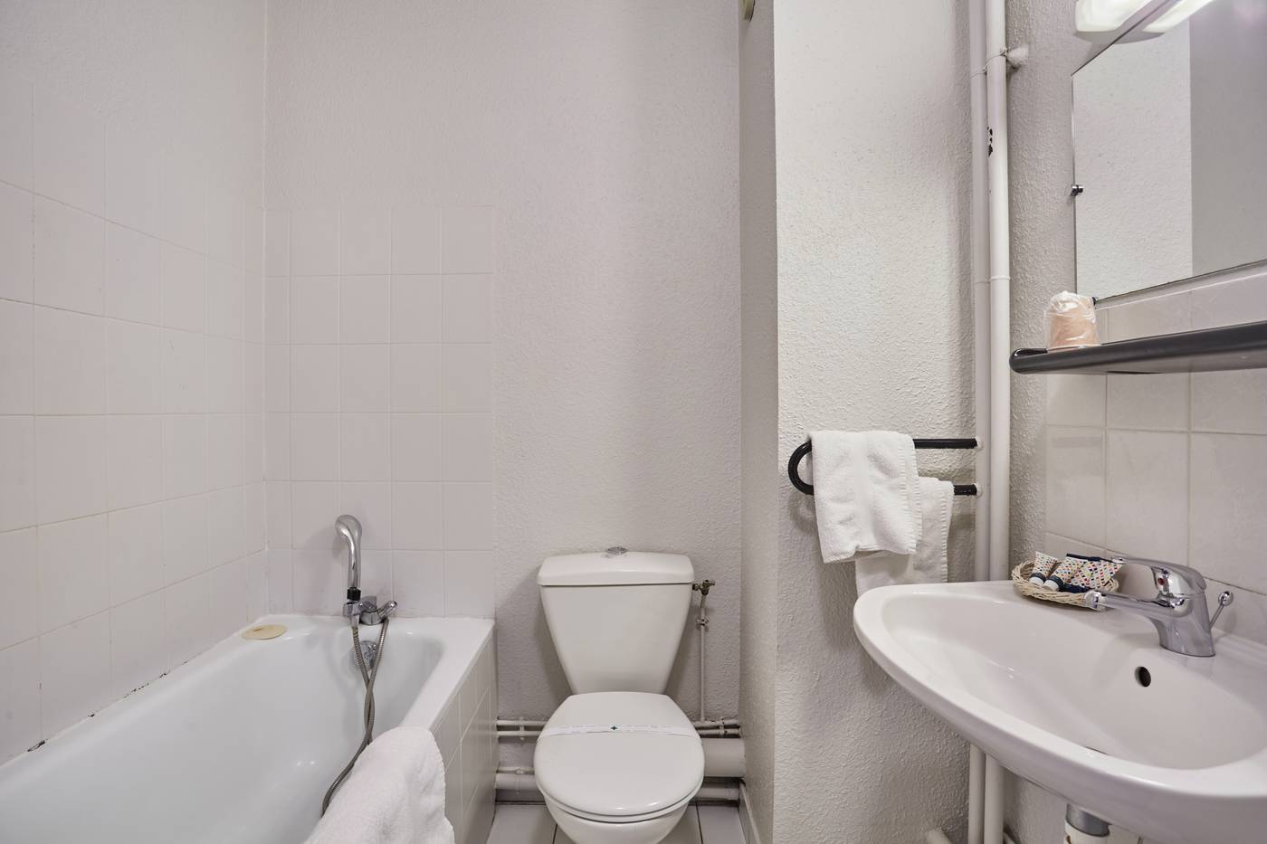 Hotel-Cinepole-Room-21