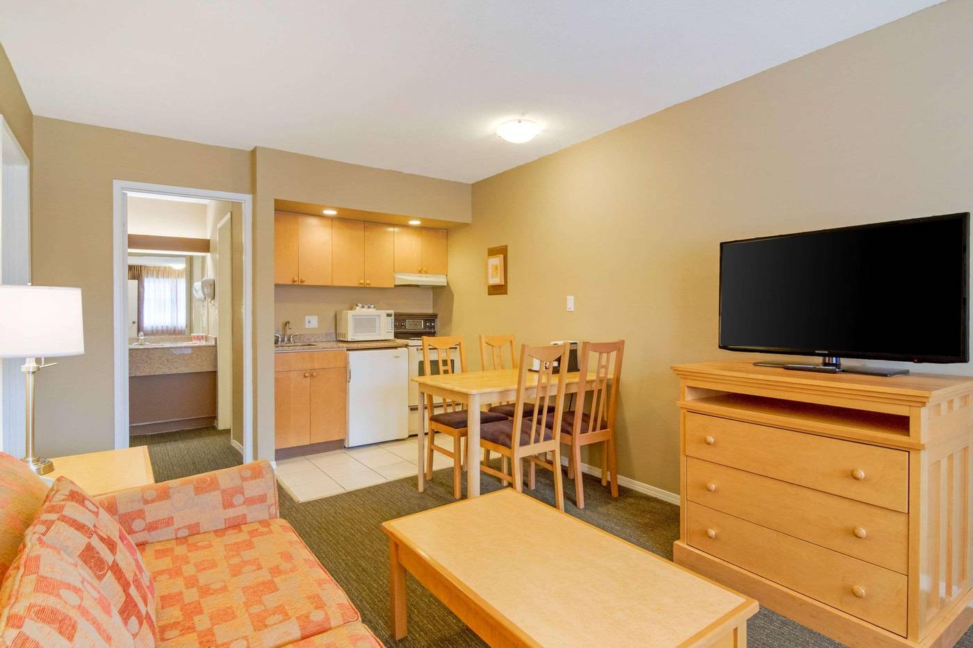 Econo-Lodge-Inn---Suites-N--Vancouver-Room-24