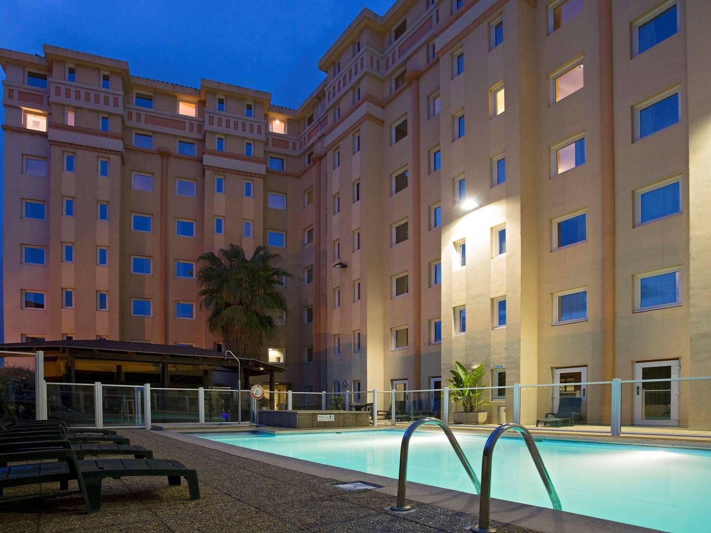 ibis-Nice-Centre-Gare-Pool-9