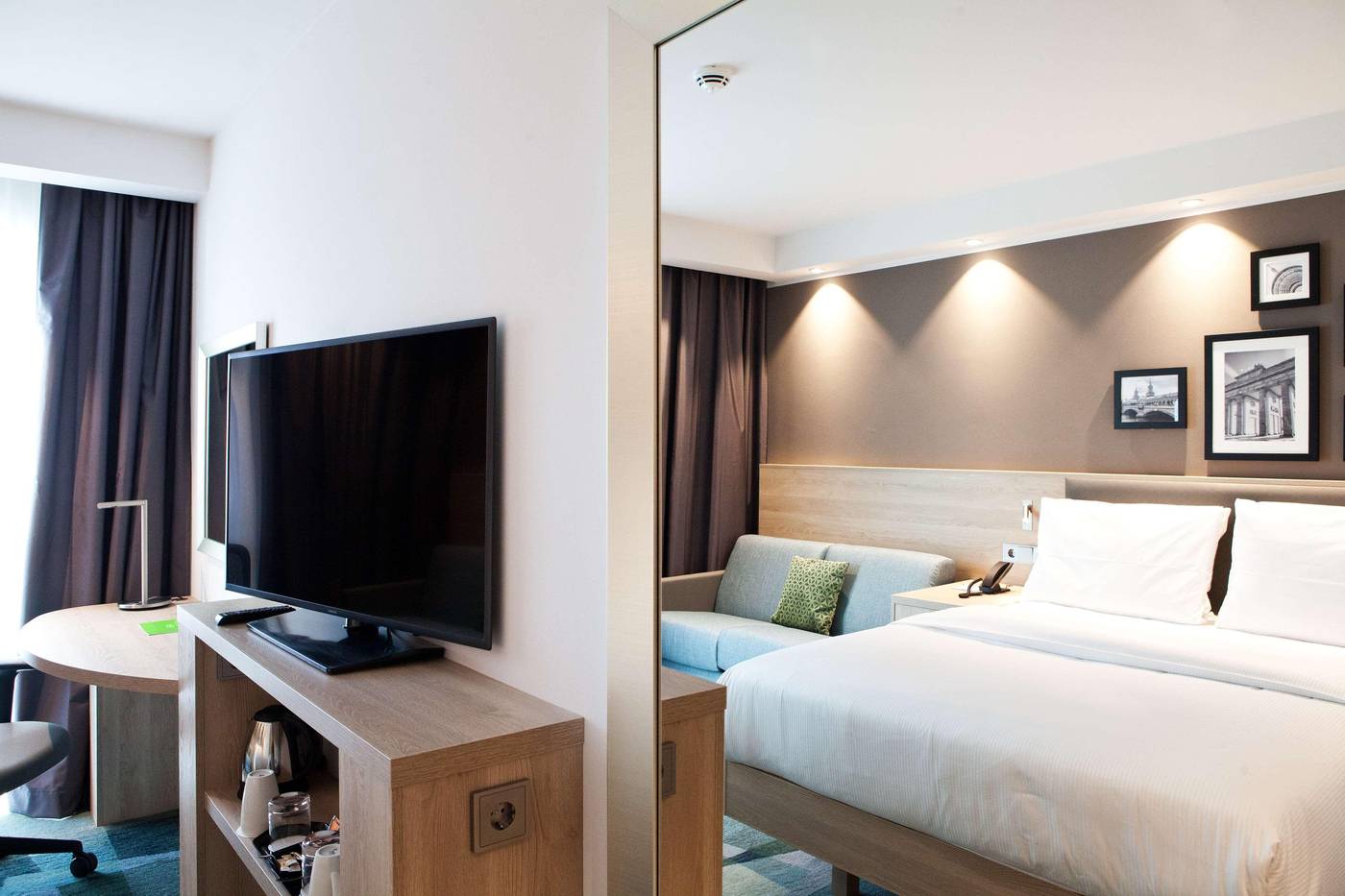 Hampton-by-Hilton-Berlin-City-East-Side-Gallery-Room-12