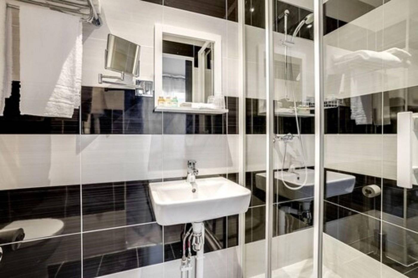 Paris-Hotel-Clichy-Room-24