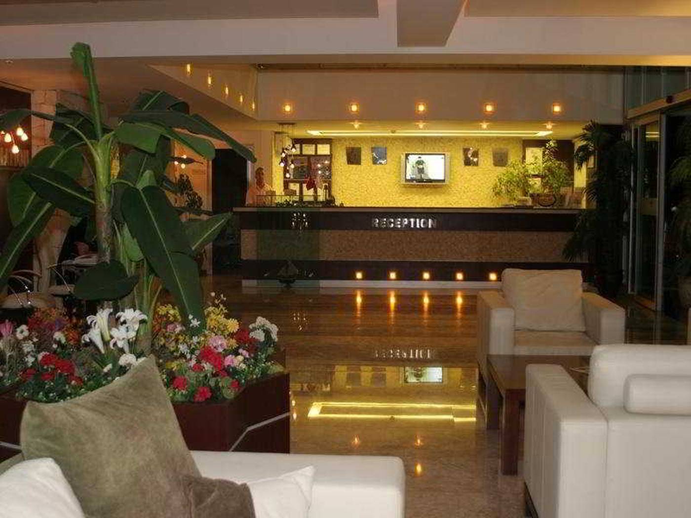 Royal-Garden-Park-Hotel--Lobby-9
