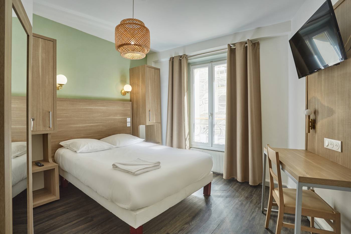 Hipotel-Paris-Gare-Du-Nord-Merryl-Room-3