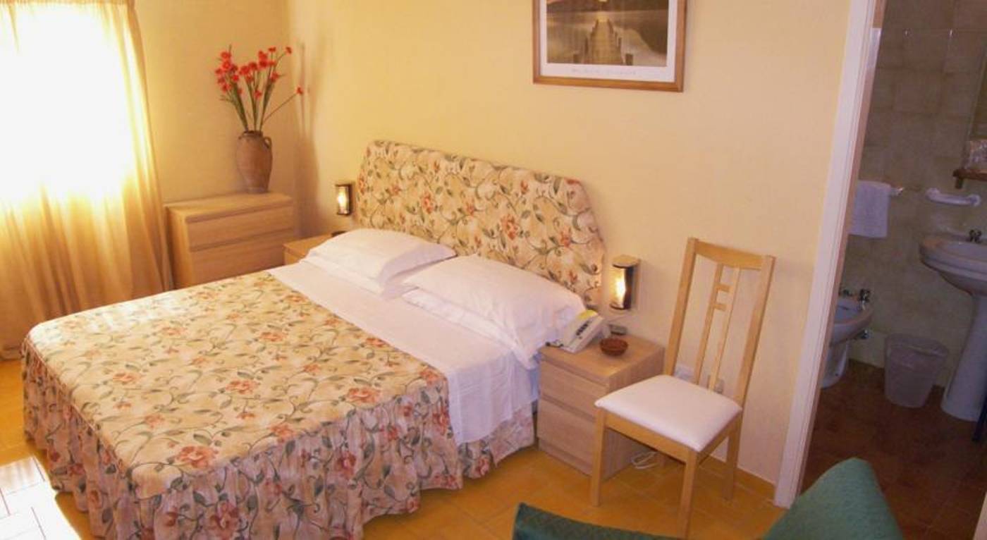 Villa-Fiorita-Room-24