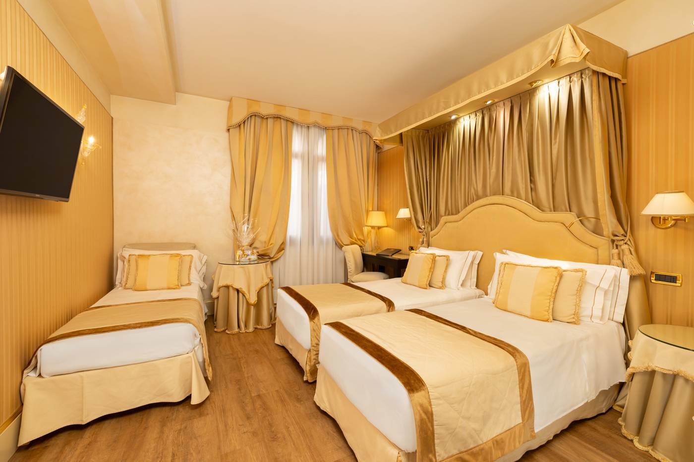 A-La-Commedia-Room-18