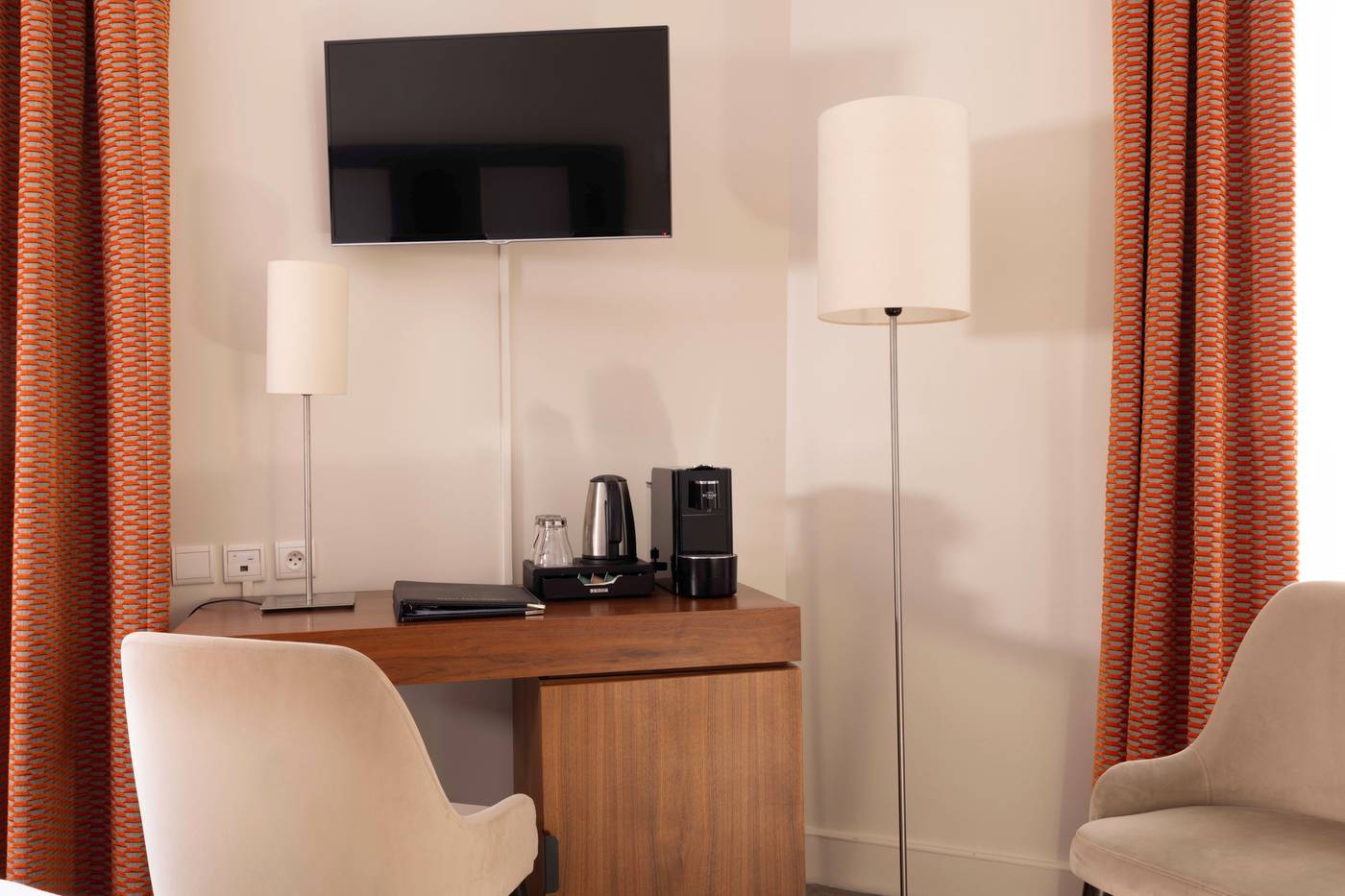 Hotel-Elysees-Bassano-Room-30